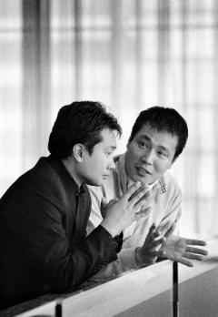 '오늘의 젊은 연극인 시리즈'의 연출가 양정웅(왼쪽)과 이기도