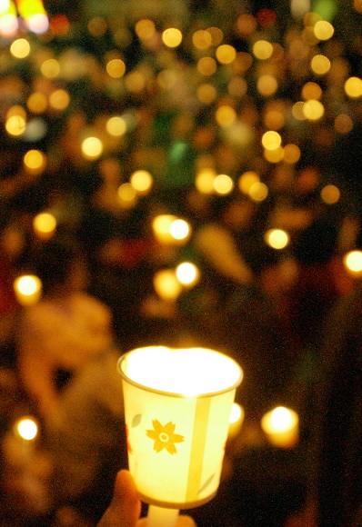 15일 광화문에서는 탄핵을 반대하는 시민들의 촛불시위가 사흘째 이어지고 있다. 최해국기자 seaworld@