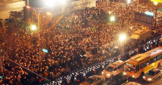 탄핵을 반대하는 시민들의 촛불시위. 서울신문 포토라이브러리