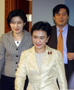 16일 정부중앙청사에서 열린 국무회의에 강금실법무, 이창동문광장관, 박주현참여수석이 입장하고 있다.   사진공동취재단