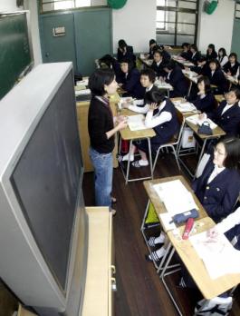 16일 서울 종로구 안국동 풍문여고 1학년 교실에서 선생님과 학생들이 다음달 1일부터 시작하는 교육방송 강의를 어떻게 활용할지를 놓고 얘기하고 있다.강성남기자 snk@