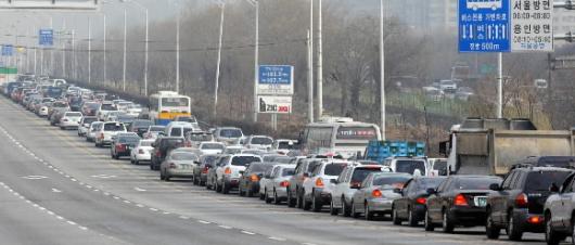 교통체증으로 몸살을 앓고 있는 용인시 수지면 풍덕천 거리. 인구와 차량 수 예산등에서 서울을 앞지른 경기도가 인구 급팽창에 따른 '만원병'을 앓고 있다. 용인 도준석 pado@