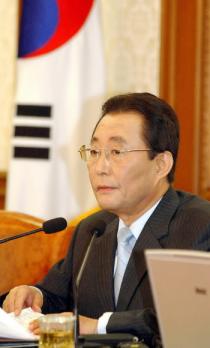 대통령 권한 대행 고건 총리가 16일 오전 정부종합청사 19층 회의실에서 탄핵소추이후 처음 열린 국무회의에 참석 회의를 주재하고있다. 사진공동취재단