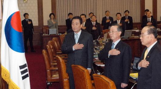 16일 정부중앙청사에서 대통령 권한대행 고건총리 주재로 노 대통령 탄핵이후 처음으로 국무회의가 개최에 앞서 국민의례를 하고 있다. 사진공동취재단