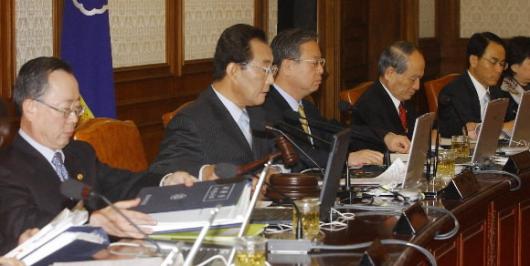 16일 정부중앙청사에서 열린 국무회의에서 대통령 권한대행 고건총리가 개회를 알리는 의사봉을 두드리고 있다. 사진공동취재단