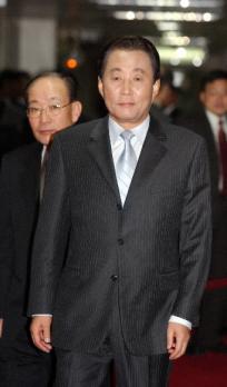 대통령 권한 대행 고건 총리가 16일 오전 정부종합청사 19층 회의실에서 탄핵소추이후 처음 열린 국무회의를 주재하기위해 회의실로 들어 서고있다. 사진공동취재단