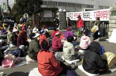 경기도 고양시 풍동 주민들이 지난 12일 서울 강남구 논현동 대한주택공사 서울지역본부 앞에서 토지 보상을 요구하는 항의 집회를 열고 있다.이호정기자 hojeong@