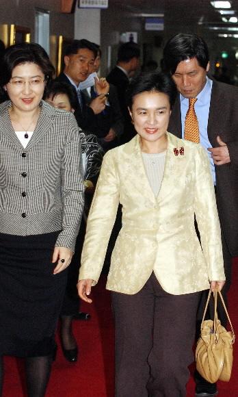 당당한 강법무 강금실(맨앞) 법무부 장관이 16일 오전 정부중앙청사에서 대통령 탄핵소추안 가결 이후 처음 열린 국무회의에 참석하기 위해 회의장으로 들어서고 있다. 사진공동취재단