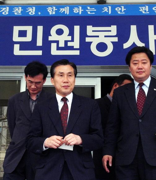 16일 오후 북핵저지시민연대 회원들이 "불법 탄핵반대 촛불집회"를 항의하는 서한을 경찰청에 전달하고 민원실을 나서고 있다.이종원 기자 jongwon@