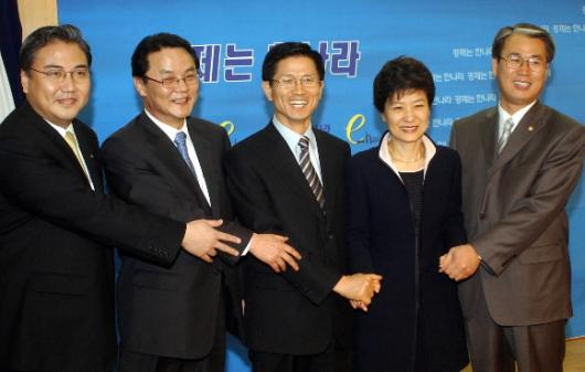 한나라당 대표 경선에 출마한 후보자들이 17일 웃으면서 포즈를 취하고 있다.왼쪽부터 박진 홍사덕 김문수 박근혜 권오을 의원. 최해국기자 seaworld@