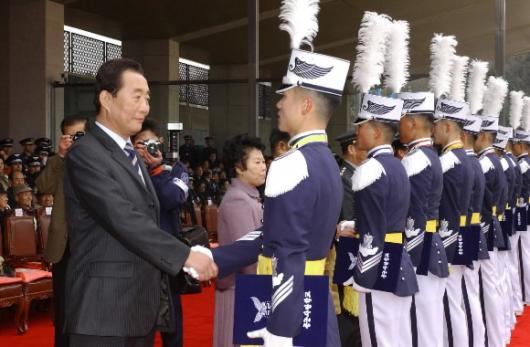 高대행 공사임관식 참관 고건 대통령 권한대행이 17일 제 52기 공군사관학교 졸업 및 임관식에서 졸업생들과 악수하며 격려하고 있다. 사진공동취재단