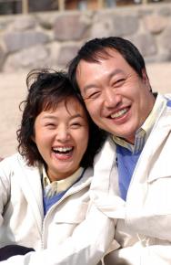 “내가 말이야 이럴 때를 위해서 우리 누나들 신혼여행 사진을 많이 봐뒀지.” 박상면이 쉴새 없이 쏟아내는 농담에 유쾌한 웃음을 터트리던 배종옥.진짜 신혼여행 온 것 같은 착각을 일으킬 정도로 다정해 보였다.두 사람은 “영민,미옥과 같은 평범한 사람들의 멜로가 시청자들에게 어필한다.”고 입을 모았다.