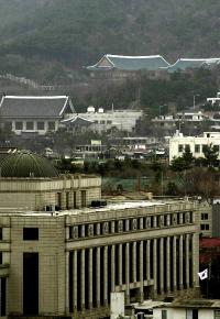 18일 노무현 대통령의 탄핵심판 첫 평의를 열 서울 종로구 가회로 헌법재판소의 청사 뒤로 청와대 건물이 바라다보이고 있다. 이호정기자 hojeong@