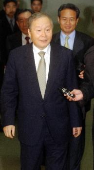 윤영철(오른쪽 두번째) 헌법재판소장이 18일 오전 노무현 대통령 탄핵심판 평의에 참석하기 위해 회의실로 걸어가고 있다.  이호정기자 hojeong@
