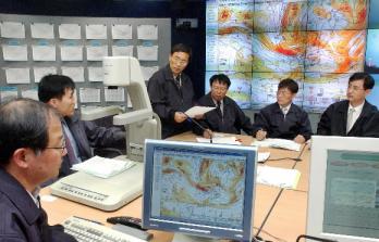 기상 예보관들이 날씨를 예보하기 위해 컴퓨터 모니터로 기상도를 분석하며 토론하고 있다. 이종원기자 jongwon@