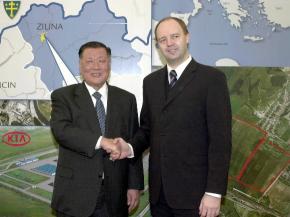 정몽구(왼쪽) 현대·기아차 회장이 18일 슬로바키아 총리 관저에서 미쿨라스 주린다 총리와 기아차 동유럽 공장건설 협력각서를 체결한 뒤 악수하고 있다. 현대·기아자동차 제공