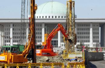 16대 국회가 저물어 가고 있다.국회 앞을 파헤친 지하철 건설현장이 4·15 총선과 함께 새롭게 태어날 17대 국회의 발전된 모습을 기대하게 한다. 최해국기자 seaworld@