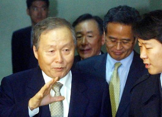 헌재 첫 탄핵심판 평의회 18일 노무현 대통령 탄핵심판 평의를 마친 뒤 윤영철(왼쪽) 헌법재판소장과 주심인 주선회(오른쪽 두번째) 재판관이 취재진의 질문에 대답하고 있다. 안주영기자 jya@