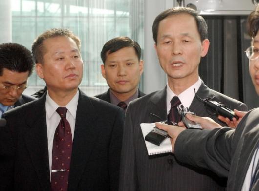 합참본부장 귀국 국과 이라크 파병지역 변경문제를 협의한 김장수(오른쪽) 합참본부장이 19일 오후 인천공항을 통해 입국하면서 기자들의 질문에 답변하고 있다. 이언탁기자 utl@