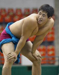 어린이 새생명돕기 2004설날장사 씨름대회 통합장사 16강전때의 모습.