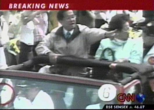 피격순간 타이완 총통선거를 하루 앞둔 19일 천수이볜 (무지개차 왼쪽) 총통이 피격직후 사실을 모른채 유세를 계속하고 있다. 오른쪽은 무릎에 총격을 입은 뤼슈롄 부총통, 붉은 동그라미는 유리창에 나타난 총탄흔적. CNN촬영