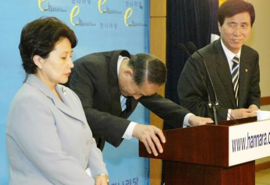 "경선중계 부탁합니다" 이상득한나라당사무총장이 19일 오후 여의도당사 기자실에서 KBS등 공중파 방송이 한나라당 대표경선 후보 토론회를 생중계 해줄 것을 호소하고 있다.   최해국기자 seaworld@