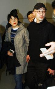 19일 오후 중국억류사진작가 석재현씨가 칭다오로부터 인천국제공항으로 그의 처 강혜원과 함께 입국하고 있다.   이언탁기자 utl@