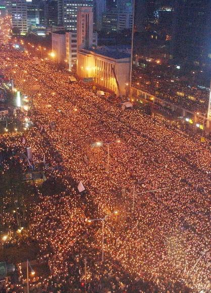 마지막 촛불집회  주말인 지난 20일 대규모 탄핵무효 촛불집회가 열린 서울 광화문 네거리 일대도로가 13만(경찰 추산) 시민들의 촛불 행렬로 가득 메워져 있다. 서울신문 포토라이브러리