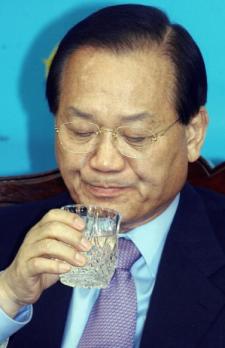 22일 한나라당 상임운영위 회의에서 새 대표 선출 후 탄핵 문제 재검토 주장이 제기되자 최병렬 대표가 곤혹스러워하면서 물을 마시고 있다. 최해국기자 seaworld@