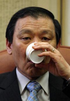 민주당 조순형 대표가 22일 상임중앙위 회의에서 소장파 의원들의 퇴진압력을 받자,속이 타는지 물을 마시고 있다. 최해국기자 seaworld@