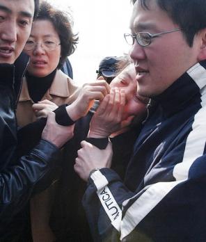 22일 서울 한남대교 남단에서 남상국 전 대우건설 사장의 미망인 김선옥(오른쪽 두번째)씨와 아들 창우(오른쪽)씨 등 유족들이 남 전 사장의 시신을 확인한 뒤 오열하고 있다. 손원천기자 angler@