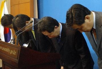 "죄송합니다" 열린우리당 원내대표단이 22일 국회에서 의원직 전원사퇴 약속을 철회하는 기자회견을 하던 중 국민들에게 고개 숙여 사과하고 있다. 왼쪽부터 임종석 김부겸 김근태 이종걸의원.