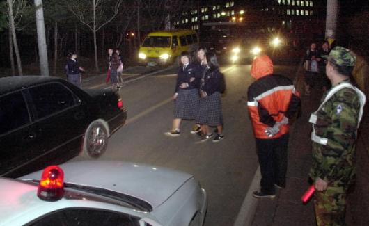 경기 포천시 소홀읍 주민들로 구성된 자율방범대가 22일 밤 학교 앞 거리에서 학생들의 귀갓길을 돕고 있다.포천 강성남기자 snk@