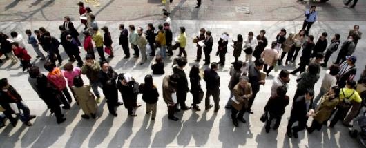 머나먼 청약의 길 서울 용산 시티파크 주상복합아파트의 청약접수가 시작된 지난 23일 한미은행 여의도지점을 찾은 청약자들이 장사진을 이루고 있다. 서울신문 포토라이브러리