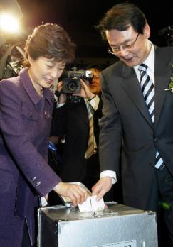 동상이몽 전대 23일 서울 잠실학생체육관에서 열린 한나라당 전당대회에서 후보로 나선 박근혜(왼쪽)·홍사덕 의원이 투표를 마친 뒤 함께 투표함에 표를 넣고 있다. 최해국기자 seaworld@