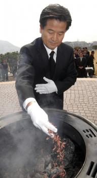 23일 부산 영주동 대청공원을 방문한 열린우리당 정동영 의장이 충혼탑에 분향하고 있다. 국회 사진기자단