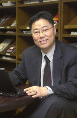 학창시절 열등생 콤플렉스를 극복하고 자신만의 영업노하우를 개척,8년 연속 보험판매왕에 오른 조주환씨. 강성남기자 snk@