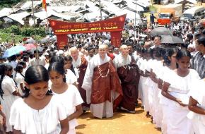 스리랑카에 건립중인 '조계종 마을' 공사 현장을 법장(사진 가운데) 조계종 총무원장과 스님들이 둘러보고 있다.  불교신문 제공