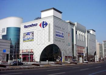 성남시 모란시외버스터미널이 이전하는 분당 야탑동 테마폴리스.이 건물의 사업시행자인 한국부동산신탁과 성남시가 결탁,지하 3·4층 1만 2000평을 버스터미널이 아닌 유통시설로 용도를 바꾸려고 해 말썽이 일고 있다. 서울신문 포토라이브러리