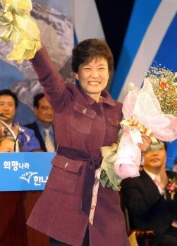 한나라 새대표 박근혜의원 23일 한나라당 임시 전당대회에서 새 대표로 선출된 박근혜 의원이 당선 직후 손을 들어 지지자들의 환호에 답하고 있다. 최해국기자 seaworld@