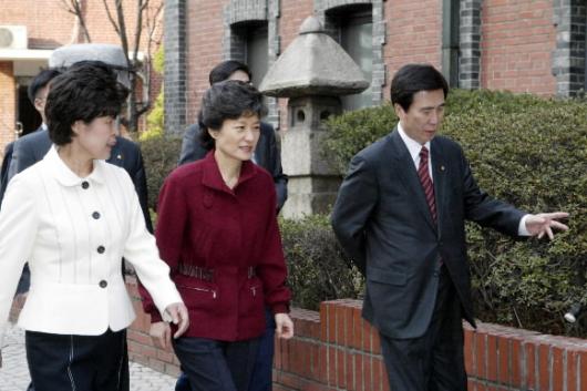 명동성당 방문한 박근혜