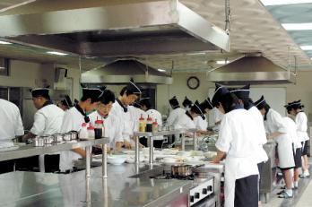 통합형고교인 충남 천안 병천고 학생들이 진로에 맞춰 계열별 수업을 듣고 있다. 사진은 실업계 조리전공 학생들이 교내 조리실습실에서 실습하는 장면.  병천고 제공