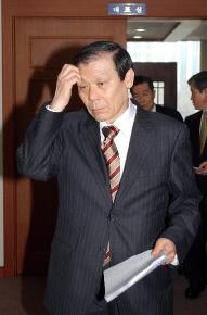 민주당 조순형 대표가 긴급 주요당직자 회의를 주재하기위해 대표실을 나서고있다. 오정식기자 oosing@