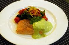 야채를 곁들인 연어요리