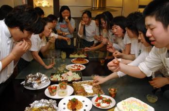 제이미 올리버 동호회원들이 직접 따라 만든 음식을 맛보고 있다. 그들이 만든 음식은 순식간에 동이났다.