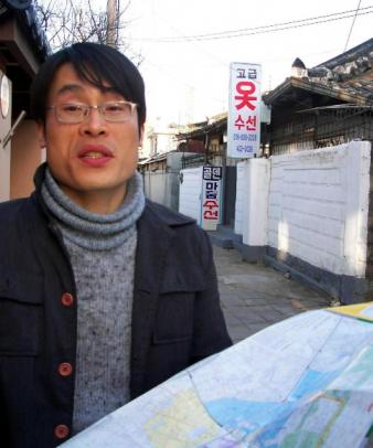 골목역사가 권상구씨가 대구시 중구 대봉동의 한 골목에서 골목 탐사의 매력등에 대해 설명하고 있다. 대구 황경근 기자