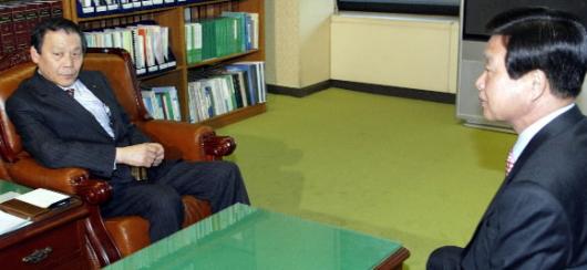 지난 25일 오후 국회도서관 의원열람실에서 한화갑 대표가 말하자 조순형 대표가 심각한 표정으로 듣고있다. 오정식기자 ooosing@