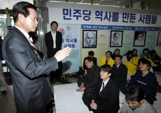 26일 민주당사 로비에서 한화갑 의원이'조순형 대표사퇴와 추미애 즉각 선대위원장직 수락'등의 요구를 하며 농성중인 당직자들에게 위로의 말을 던지고있다. 오정식기자