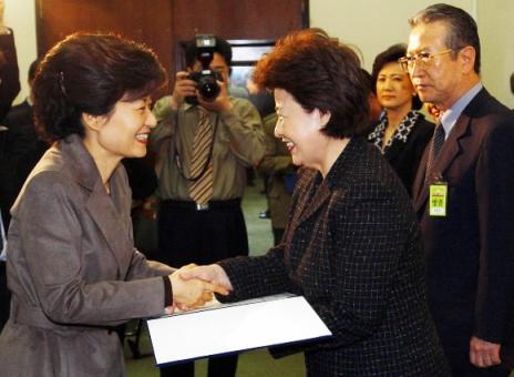 비례대표 공천심사위원에 임명장 한나라당 박근혜(왼쪽) 대표가 26일 국회 대표실에서 양경자 전 의원 등에게 비례대표 공천심사위원 임명장을 수여하고 있다. 남상인기자 sanginn@