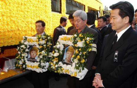 대구 개구리소년 영결식 참석 열린우리당 정동영 의장이 26일 대구 경북대병원 영안실에서 치러진 성서 개구리소년 합동 영결식에서 운구 행렬을 지켜보고 있다. 국회 사진기자단